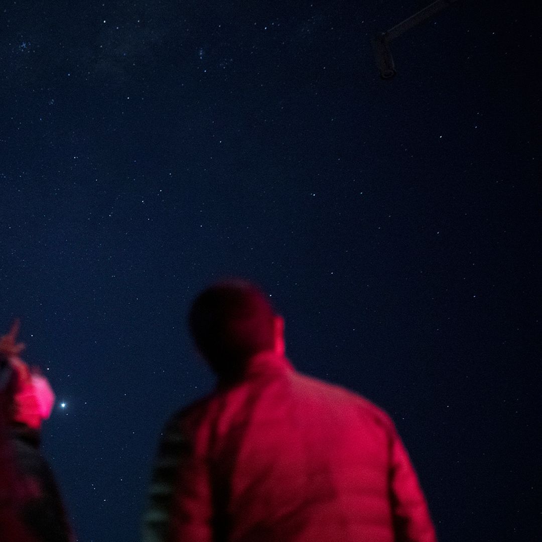 Un Exoplaneta “Rebelde” Orbita al Revés de su Estrella: Así es el GJ 3090 b